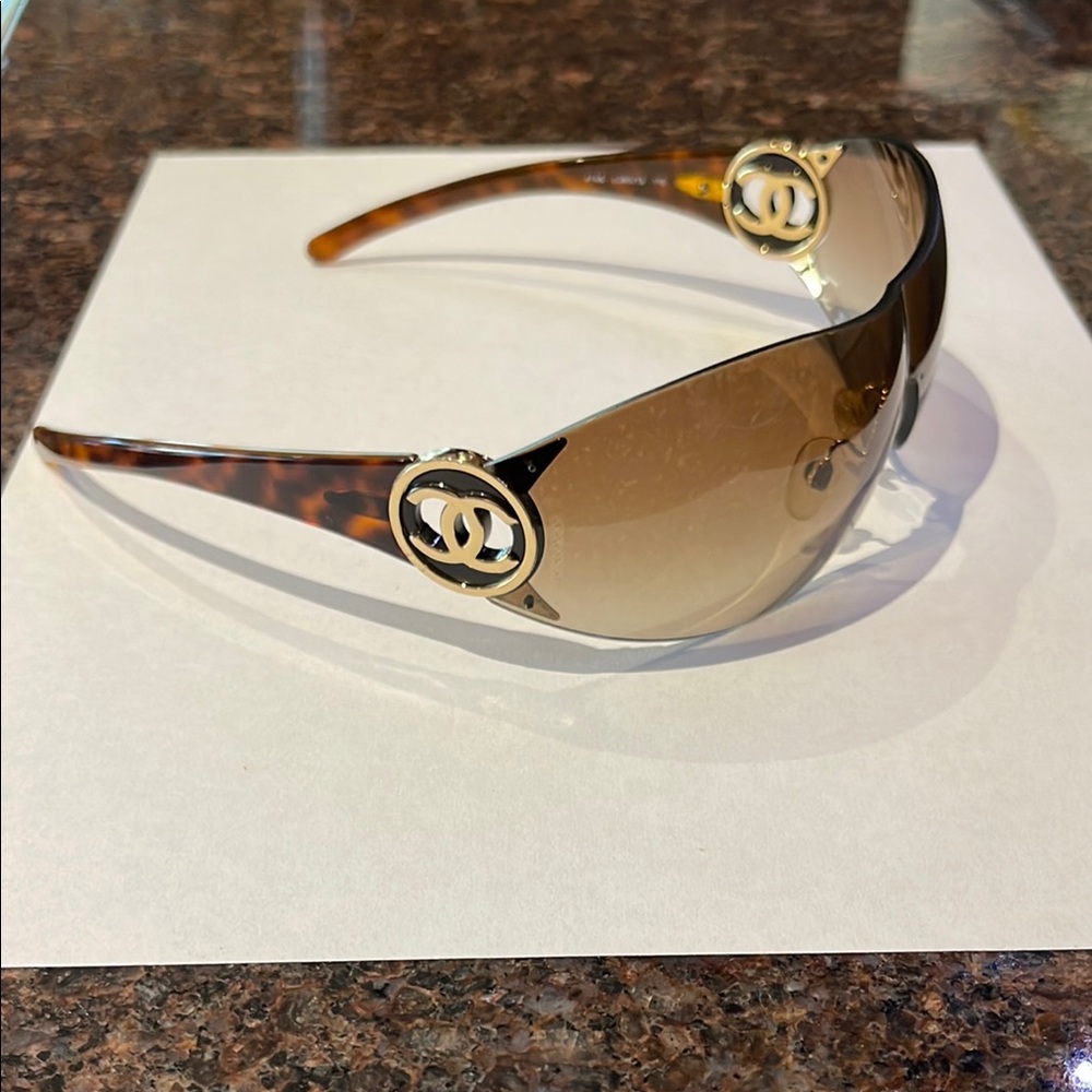 CHANEL Gold Brown Sunglasses with Gradient Lenses